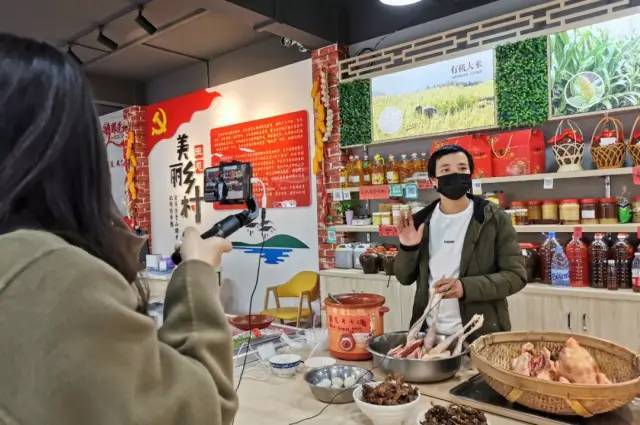 党员干部冲在复工复产第一线,党员干部下沉助力复工复产