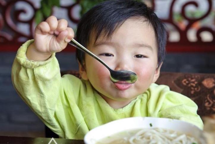 孩子3岁了不会吃硬饭?家长要及时锻炼孩子的咀嚼能力,别大意了