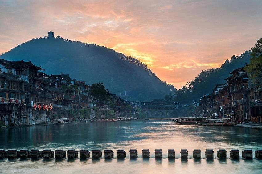 凤凰古城徒步讲解打卡视频,凤凰古城仙剑三取景地打卡