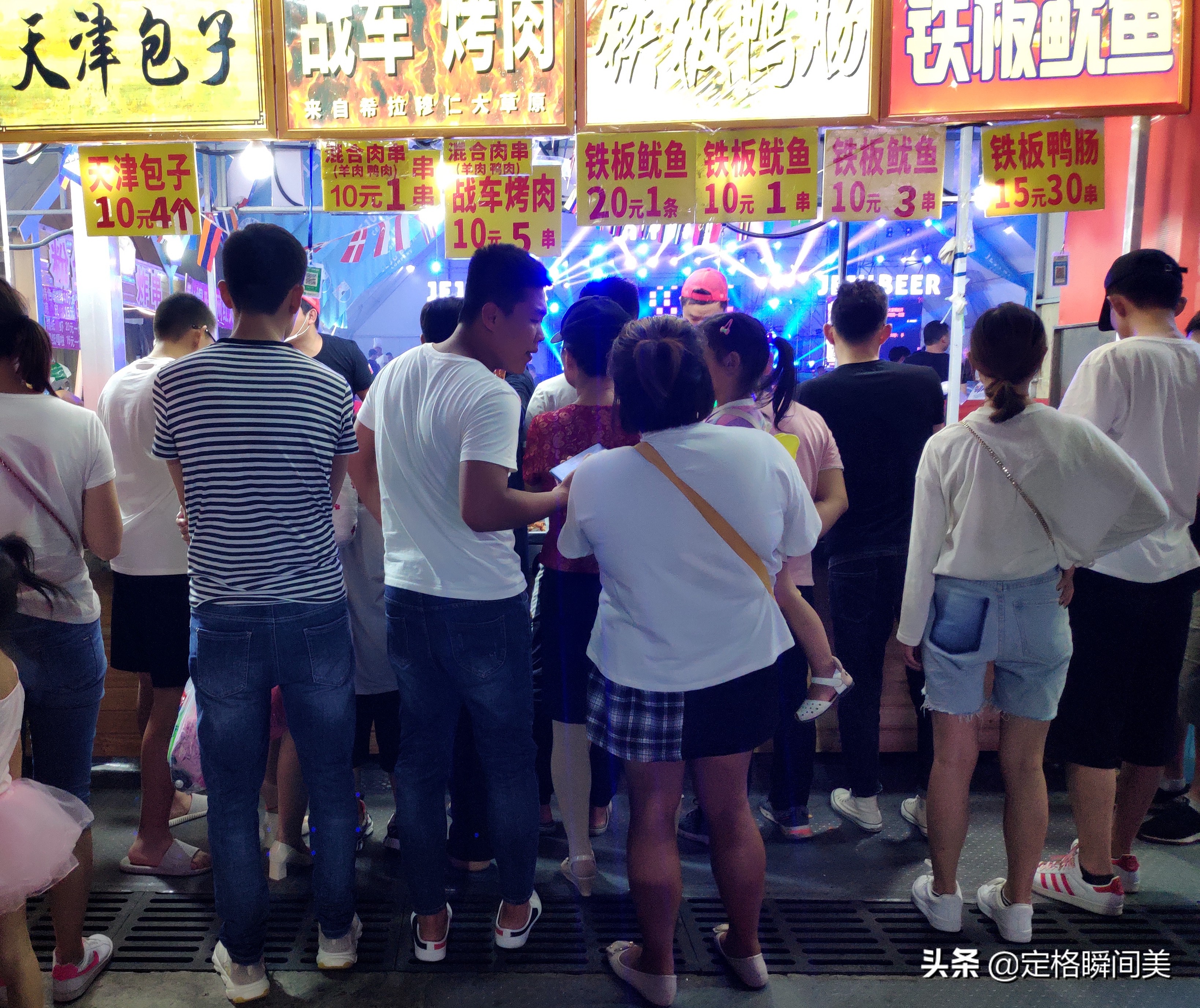 小生意赚大钱,晚上顾客排长队,一月的收入比你一年挣得都多