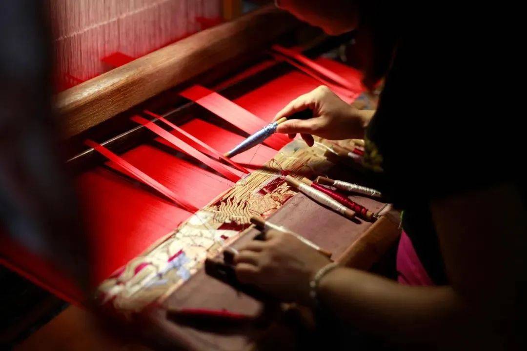 600克真金，145只孔雀羽毛，3年复原龙袍，到底有多壕？