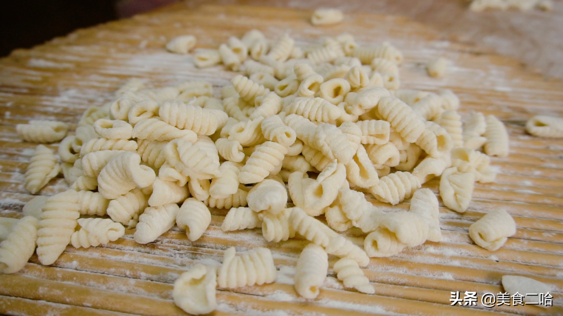 做陕西麻食又软又好吃,陕西人顿顿都离不开的辣子酱夹馍