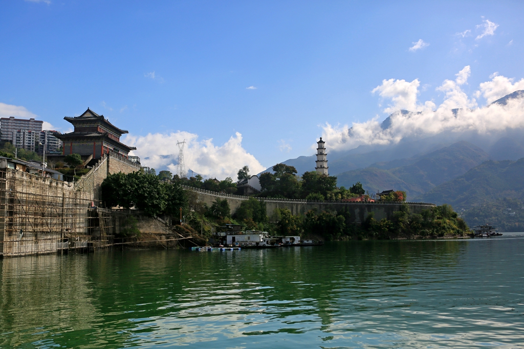 朝辞白帝彩云间中的白帝是指什么,朝辞白帝彩云间中提到的白帝