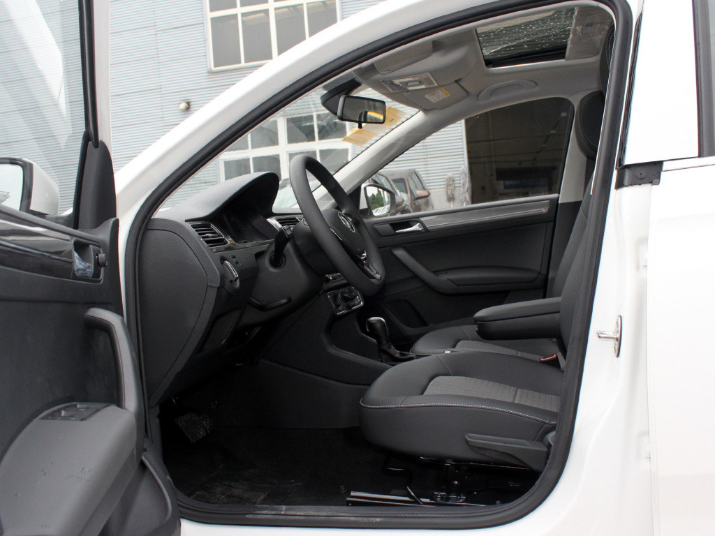 桑塔纳和朗逸哪个更值得购买,高配桑塔纳价格