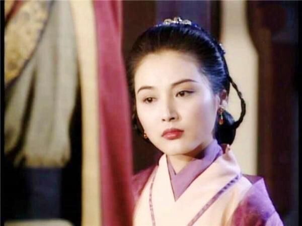 笑傲江湖96老版,96版笑傲江湖令狐冲发现山洞