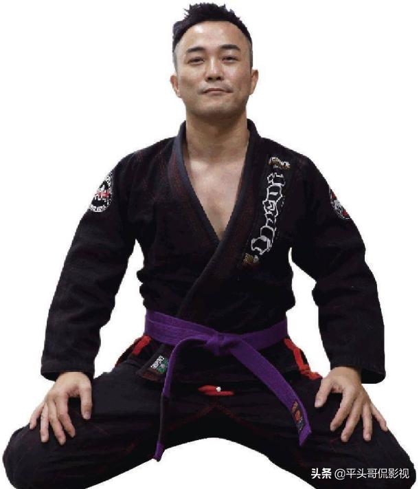 他为了一个机会，下跪争取，奈何“尊严不值钱”，靠拳头打出名堂