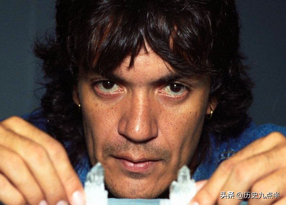 一个不会踢足球的足球运动员,一个不会踢球的球员