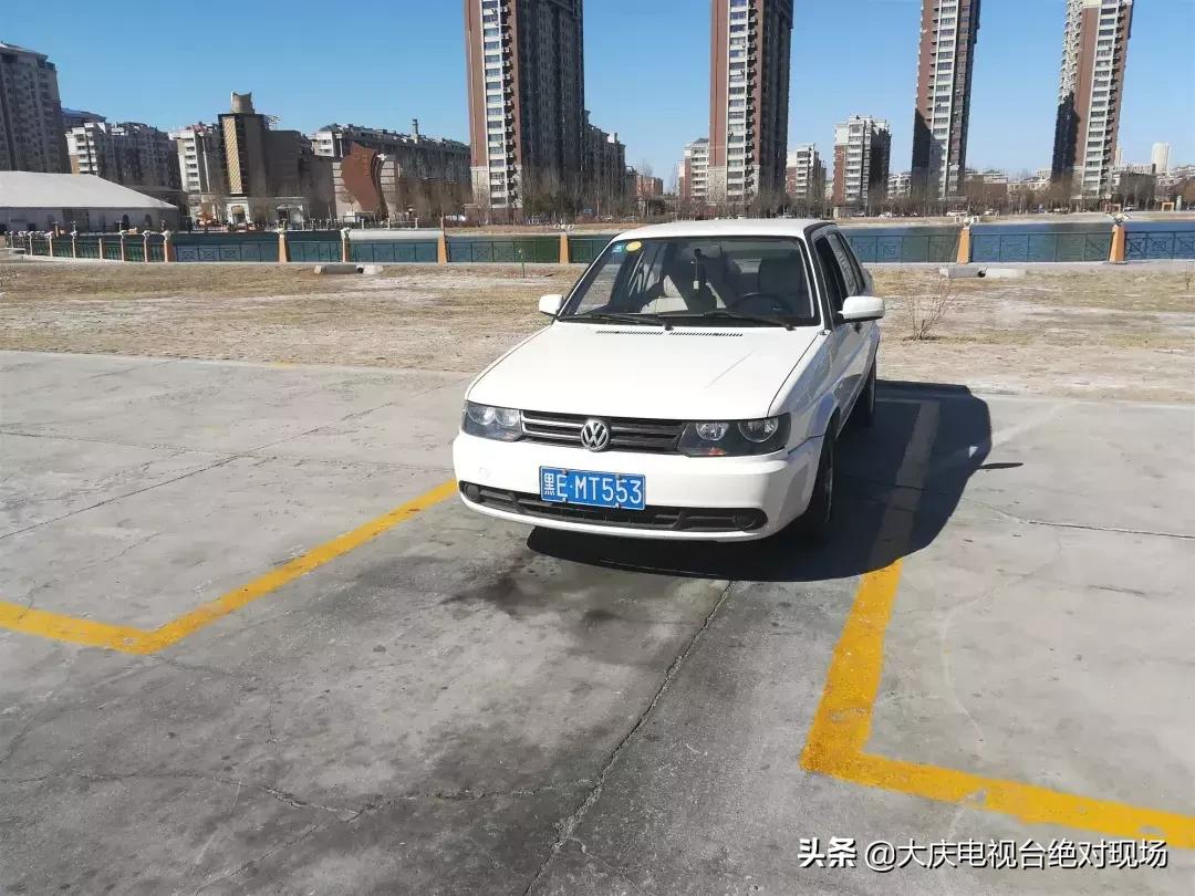 大庆平安驾校湖边停车场内练“倒库”如此练车“平安”吗?