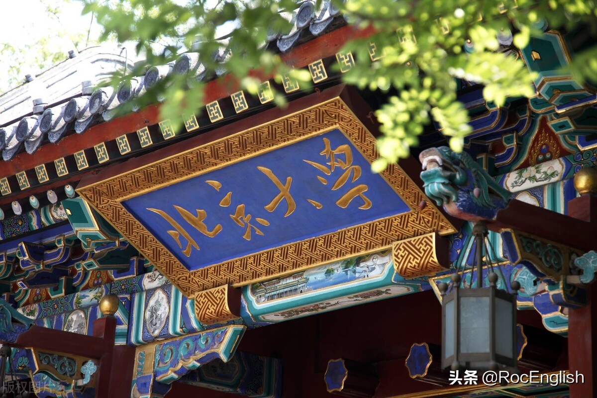 名字前不加不定冠词,一般情况下名字前面都要加冠词吗