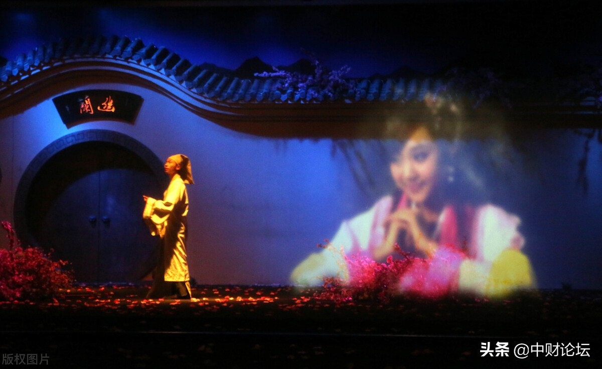 阿绣在左，阿绣在右