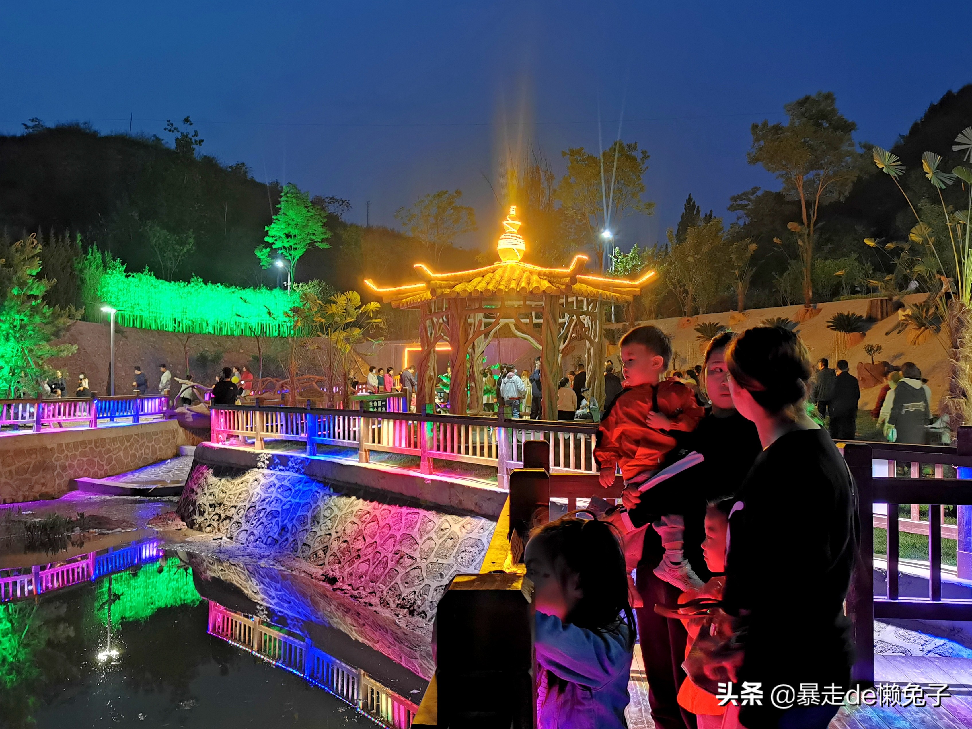 无奈！国内县城旅游，为什么总离不开激光灯？是发展，还是污染？