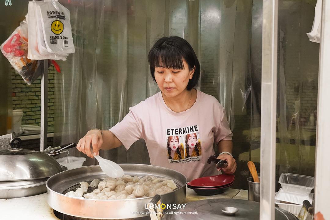 藏在水库的“阿姨街”，人均20块胖成猪