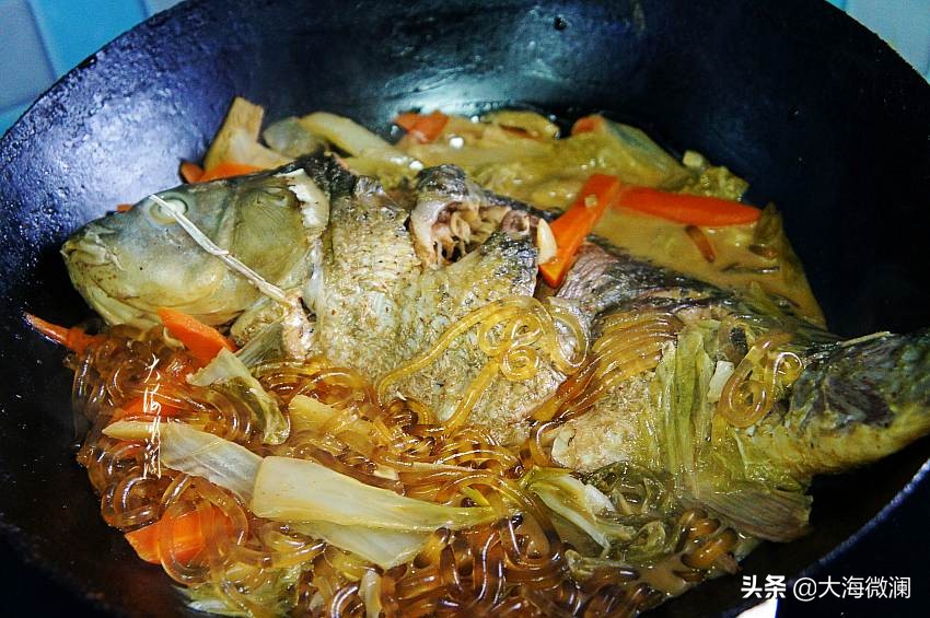 炖鱼后如何处理鱼肉不腥,过年炖鱼时放一点它鱼肉鲜嫩不腥