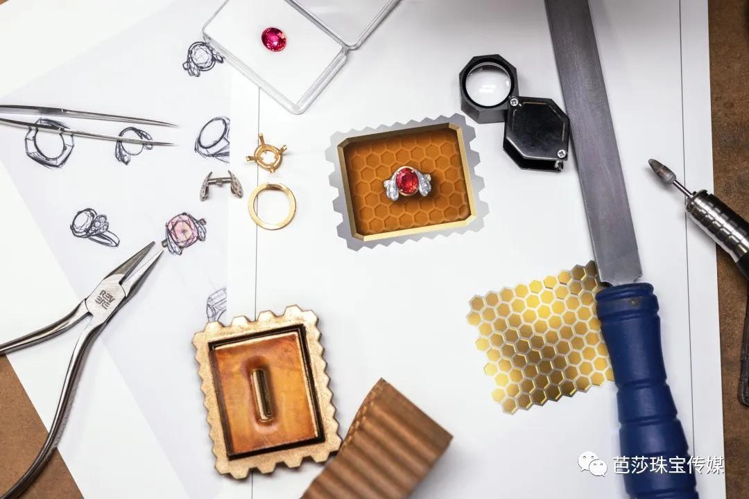 大牌高珠扎堆“上新”,外行看热闹、内行看什么?