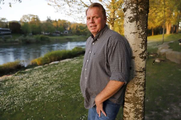 梅根哥哥又惹祸！和梅根替身拍广告，顺走女王王冠，或惹怒王室