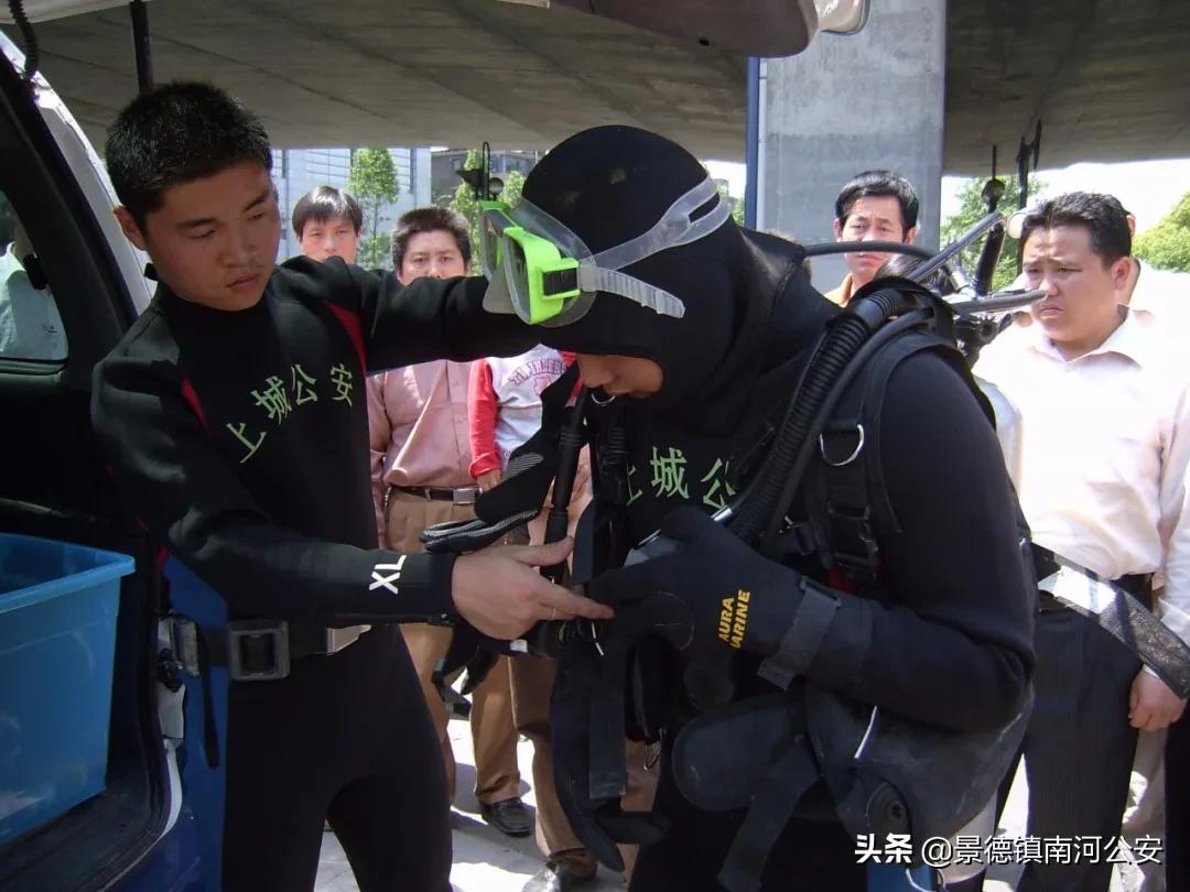 海边警察找到尸体,在水下找到人的尸体