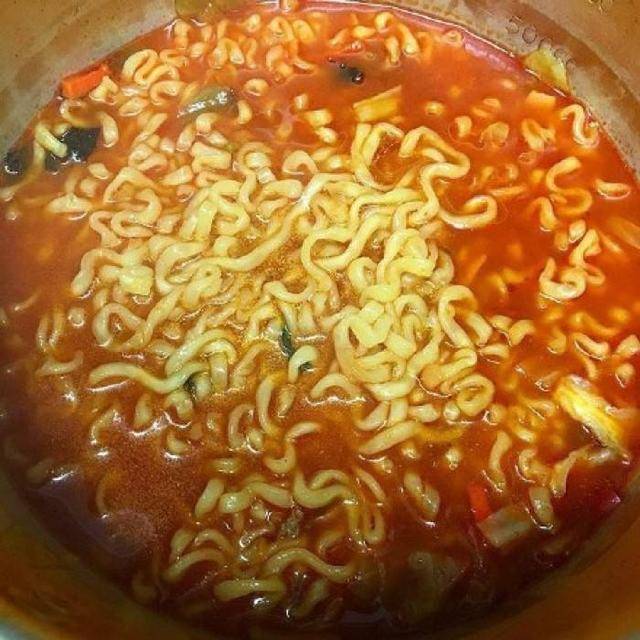 正确煮方便面的方法,煮方便面应该先放冷水还是热水