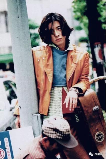 冬季奶黄色羽绒服穿搭,潮人怎样穿衣服