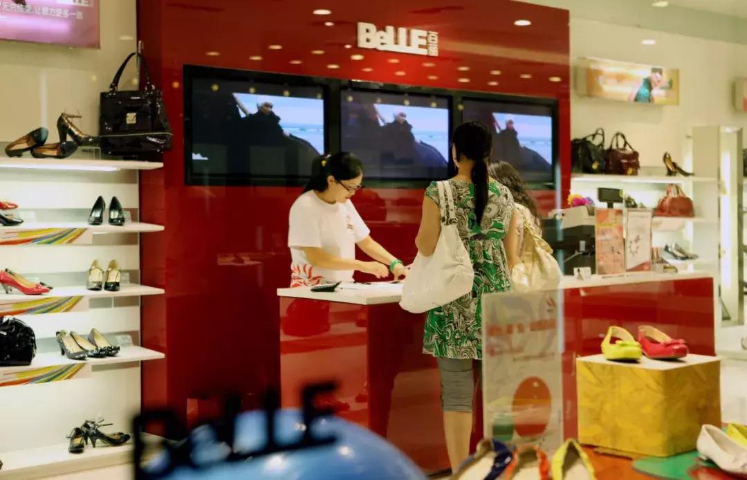 一代鞋王达芙妮是怎样没落的,一代鞋王百丽退市你怎么看