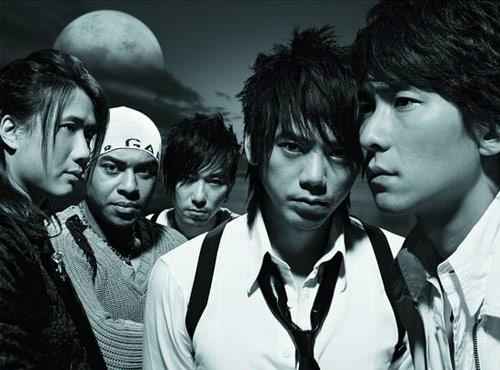 风流倜傥的“信”,肆意游走女人间,49岁和交往17年的女友分手