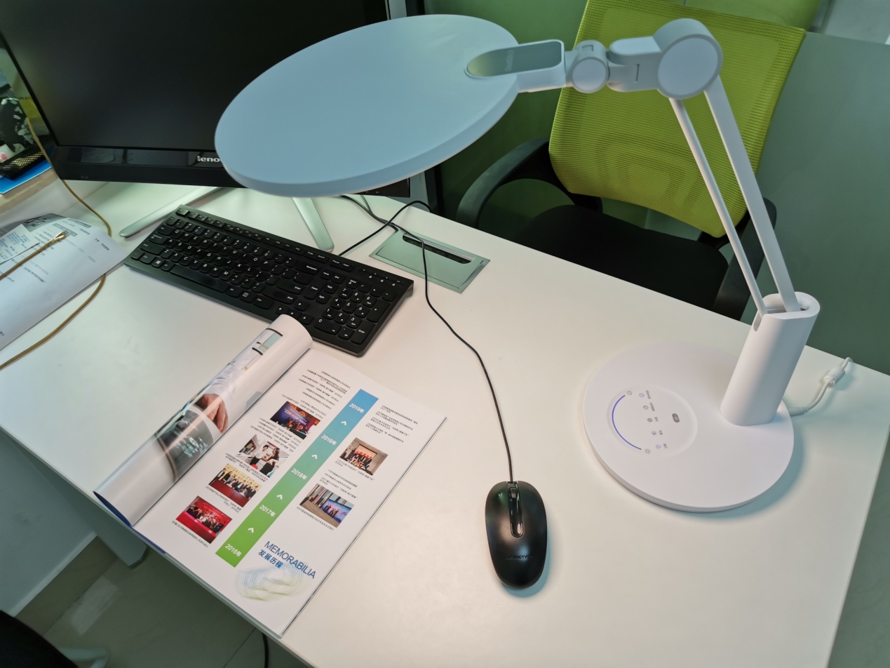 国家A*级A**标准，保护眼睛就选孩视宝全光谱台灯