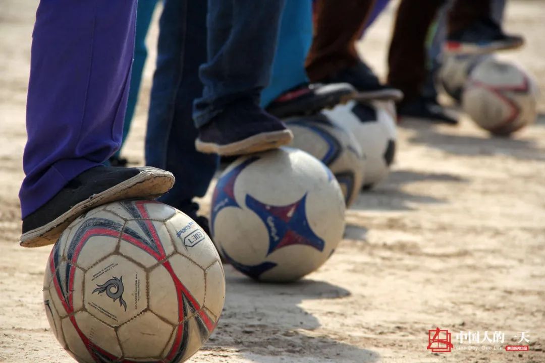 院子里踢足球,胡同踢毽