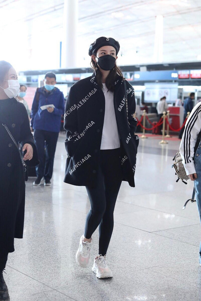 鲨鱼裤这样穿真的显瘦又洋气,秋冬鲨鱼阔腿裤