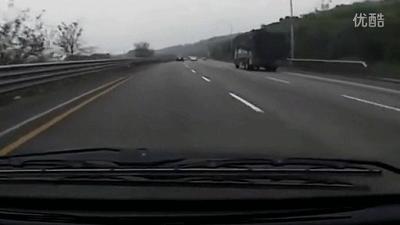 电车高速爆胎正确处理,机动车突然爆胎驾驶人切忌慌乱