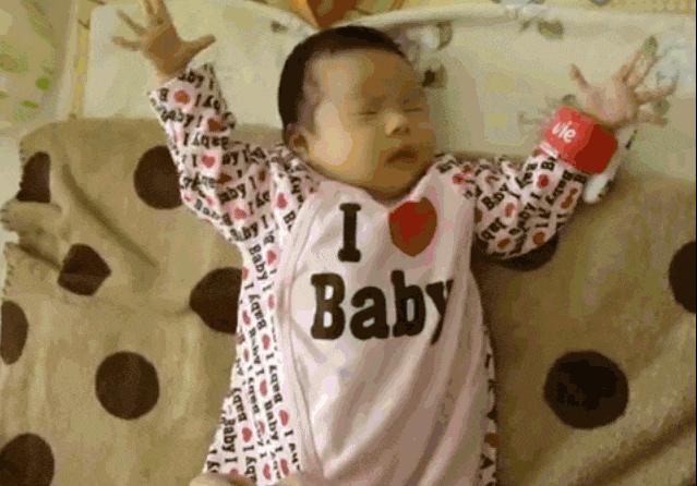 宝宝吃奶睡着放下就醒,宝宝在怀里能睡着一放下就醒