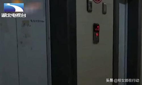小区电梯常有异味,原来是时髦女子在内大小便,监控拍下全过程