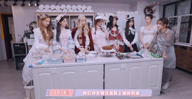 花8000买芭比娃娃,花1000多给手办买了件衣服