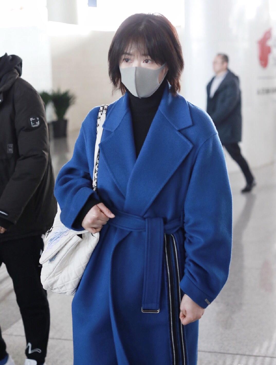 蒋欣白色西装短发造型,蒋欣身穿衬衣搭配中长发