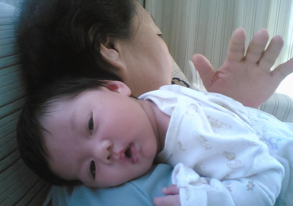 宝宝吐奶4种拍嗝方法,容易吐奶的宝宝拍嗝的正确方法