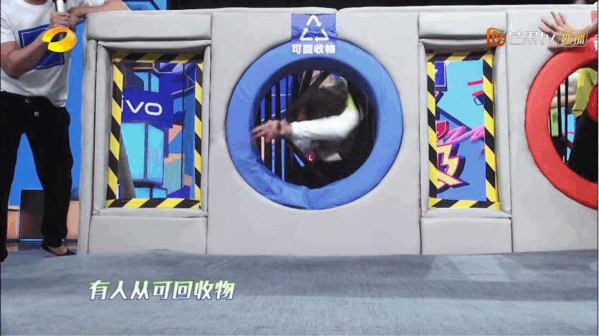 肖战2018年快本舞台,肖战快本后台采访