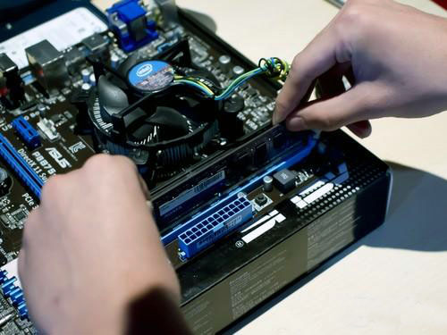 电脑正常启动显示屏黑屏无信号,电脑显示器无信号就黑屏主机正常