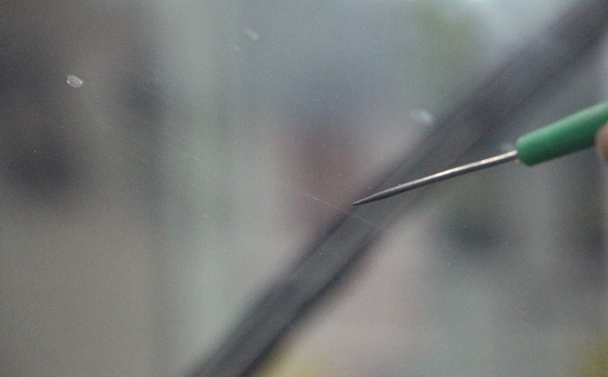 车前玻璃被小石头砸裂怎样修复,玻璃裂了是修复还是更换