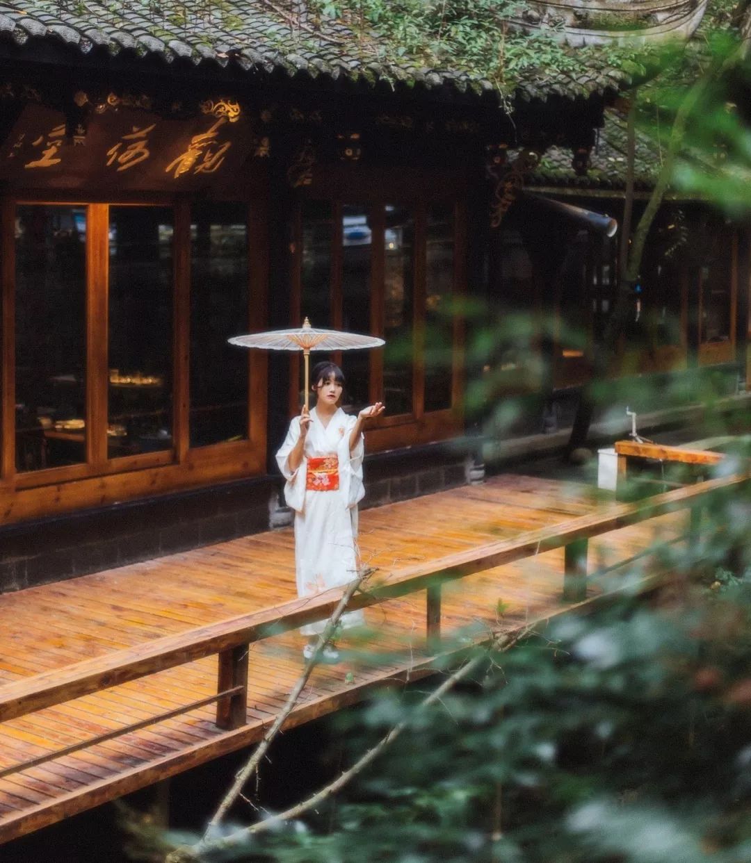 一家开在闹市里的茶馆,一家开在寺庙内的咖啡店