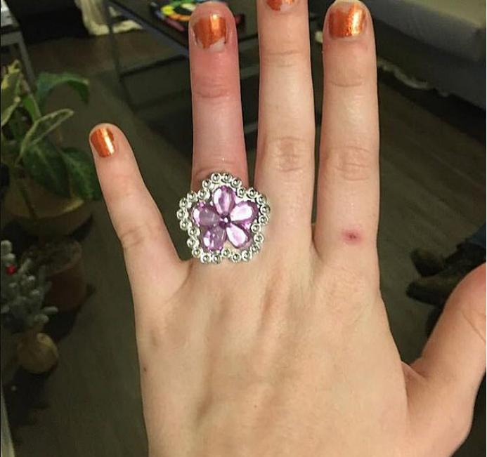 美国准新娘卖房子换紫色婚戒,被网友群嘲:快把房子换回来吧
