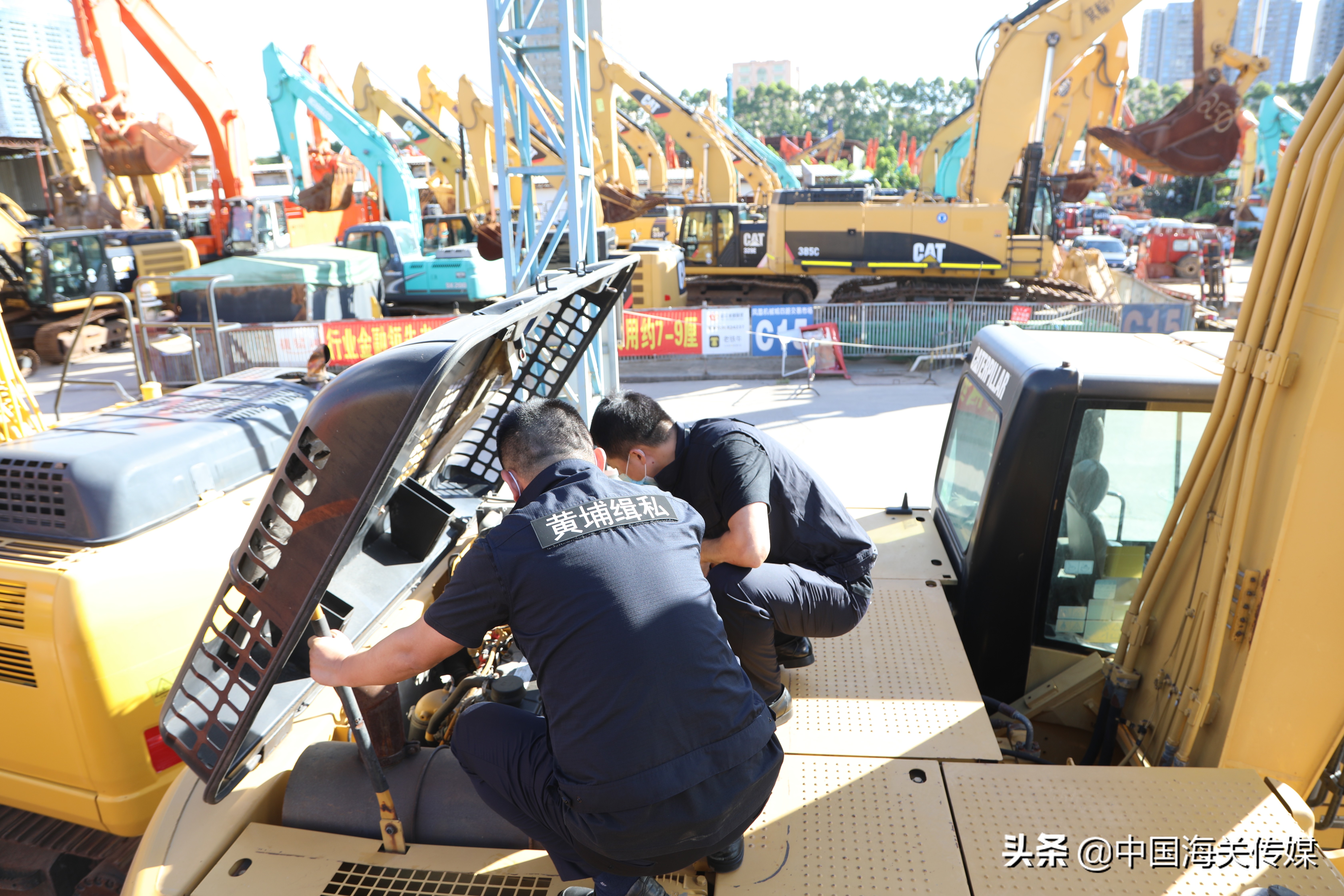 “组团”*私走**二手挖掘机，案值高达8.6亿元