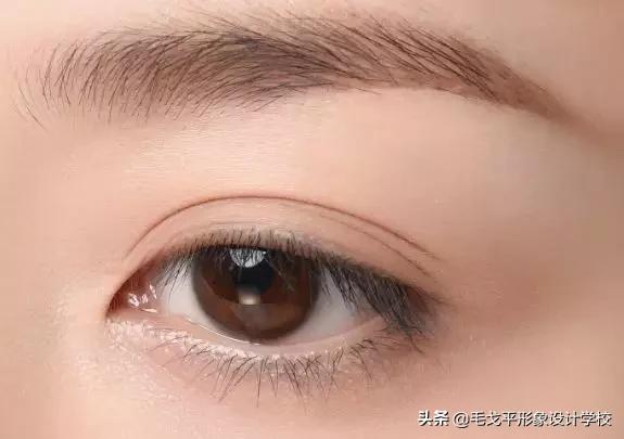 眼线一画上就晕染,眼线一画就成梯形