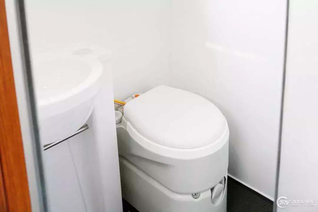 经济实用型7座4驱房车价位,b型房车u型会客区