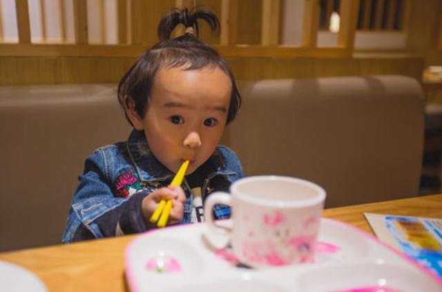 小孩生病不吃饭有什么解决的办法,孩子生病不肯吃药试试这个方法