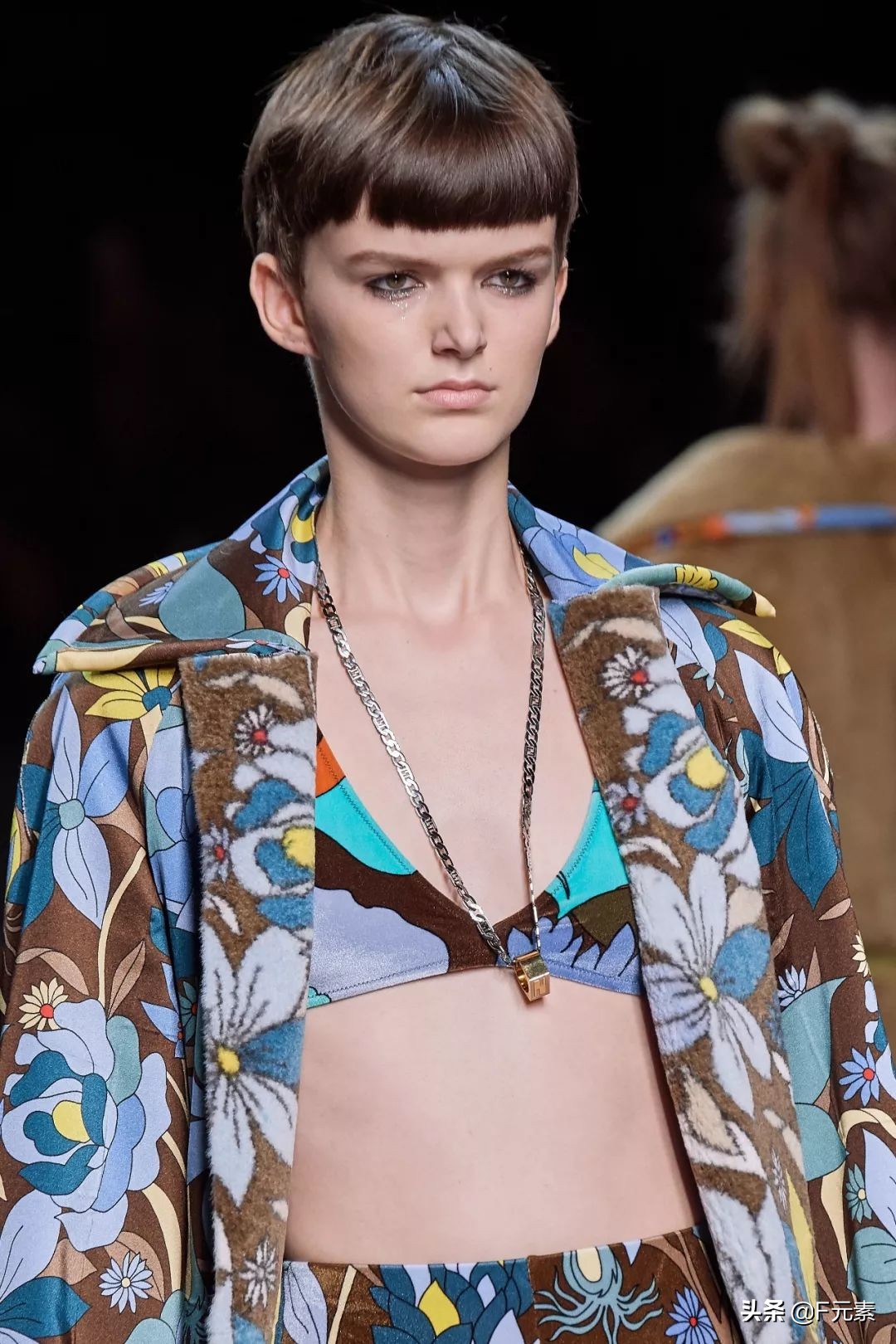 芬迪皮草中古,芬迪皮草经典款式是什么颜色的呢