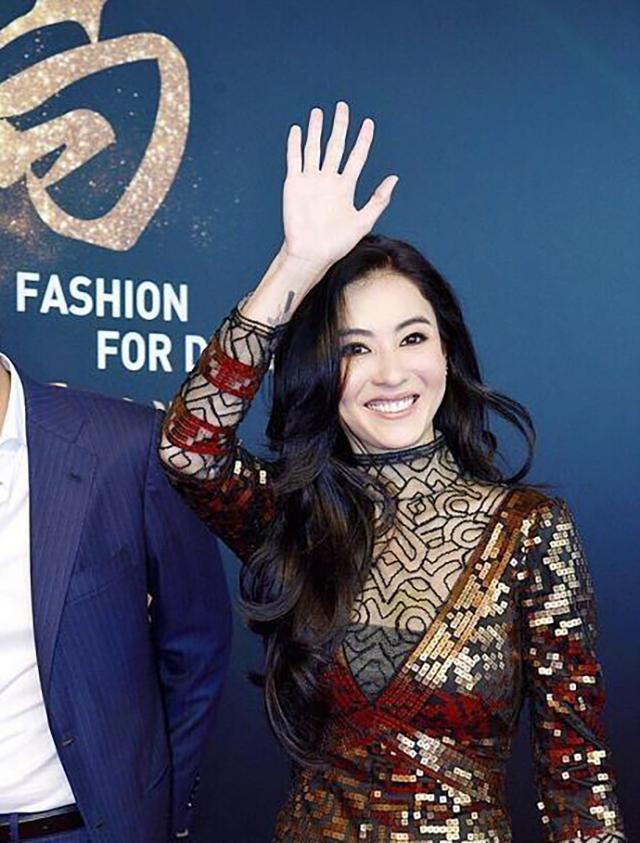 张柏芝黑色服装,张柏芝穿黑色礼服卖萌