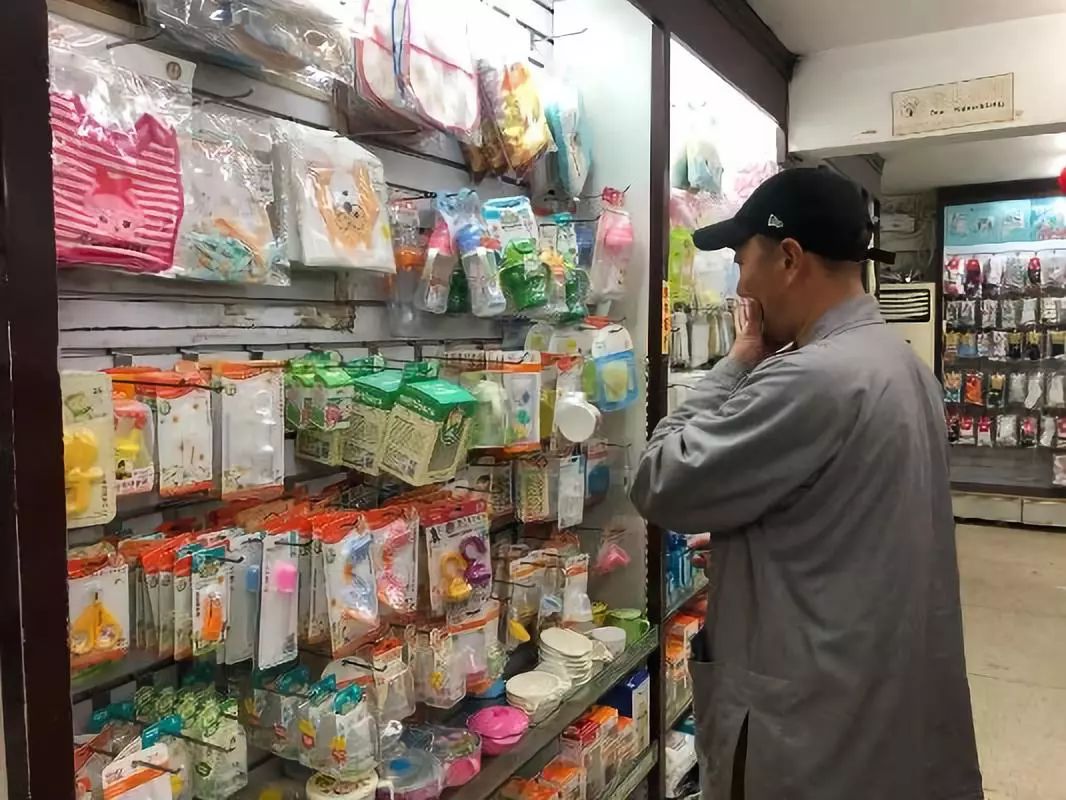 一个和尚的不完美救助：300个女人和孩子