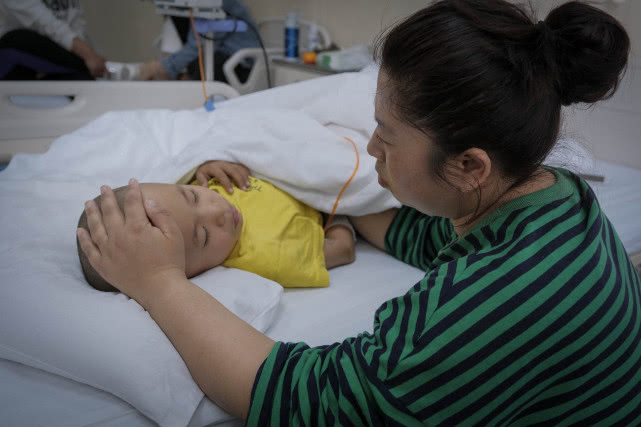 “妈妈，只要不疼，我这条腿就不要了”，女孩截肢后还想照顾妈妈