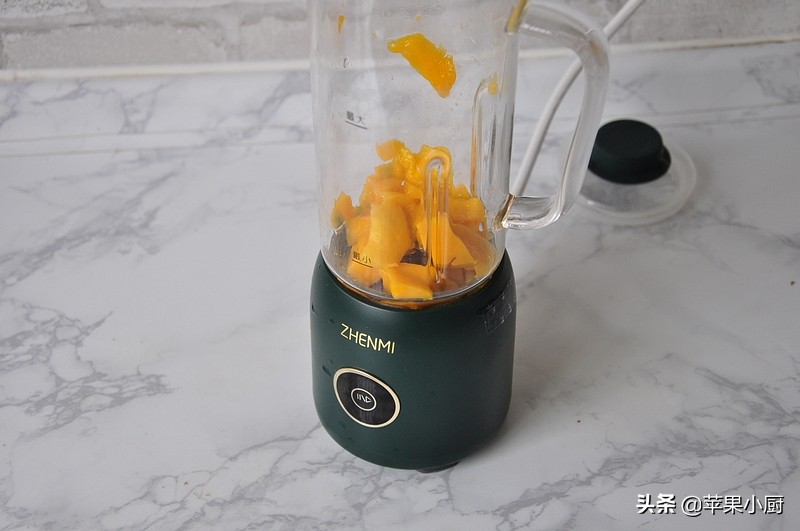 牛奶果汁饮品最简单的做法,天冷喝个鲜果茶