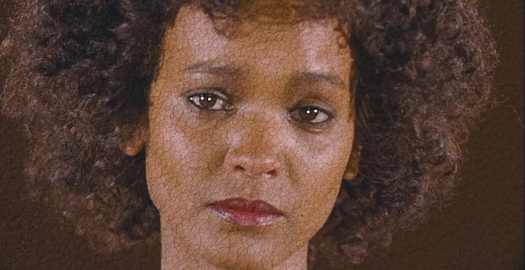 逃离非洲的黑人女名模揭露比中国古代女人裹脚更残忍的女性割礼