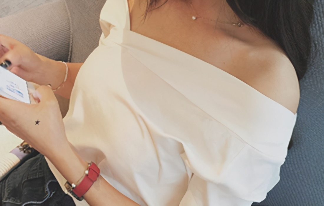 露肩上衣不让露肩穿法,露肩衣服可以不露肩穿法更好看
