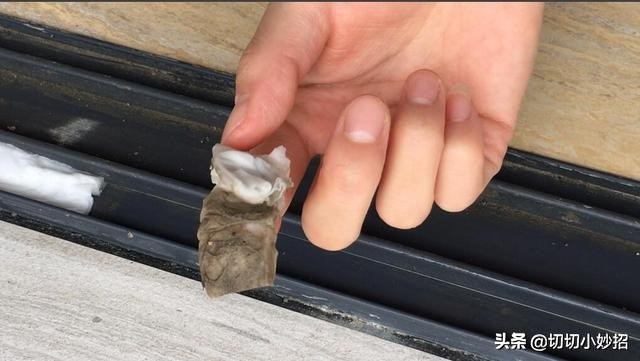 不论窗户缝隙多脏,只需一张纸巾,轻松解决,方法简单还彻底清洁